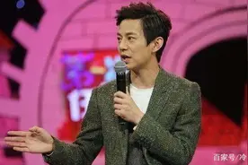 录制现场失控，何炅离场，成龙踢向主持人，网友直呼活该，为啥？图片