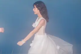 ✨40条关于夏天的句子：女孩的裙摆撑得起所有温柔和盛夏✨图片