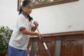 13岁女儿在家像保姆，家务"堆积如山"，妈妈仍不满：她烦死了图片