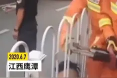 江西鹰潭男子过马路抄近道头卡护栏，救援现场大叫痛痛痛图片