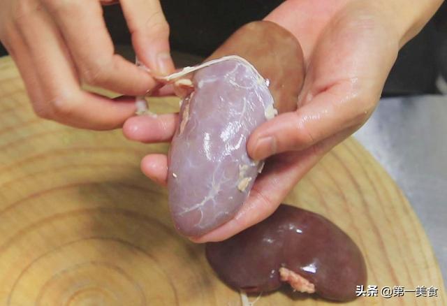 腰花这样炒脆嫩不腥臊，饭店的厨师长都这样做，男人聚会必备菜