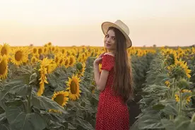 女人如此对你，其实是动情的征兆图片