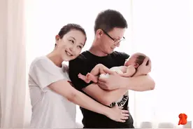 哄“睡渣宝宝”睡觉难如登天，吃着夜奶睡着后，还要叫醒拍嗝吗？图片