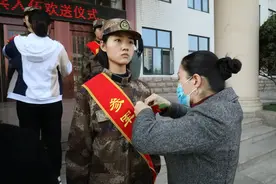 河南省商丘市组织女兵入伍欢送仪式图片