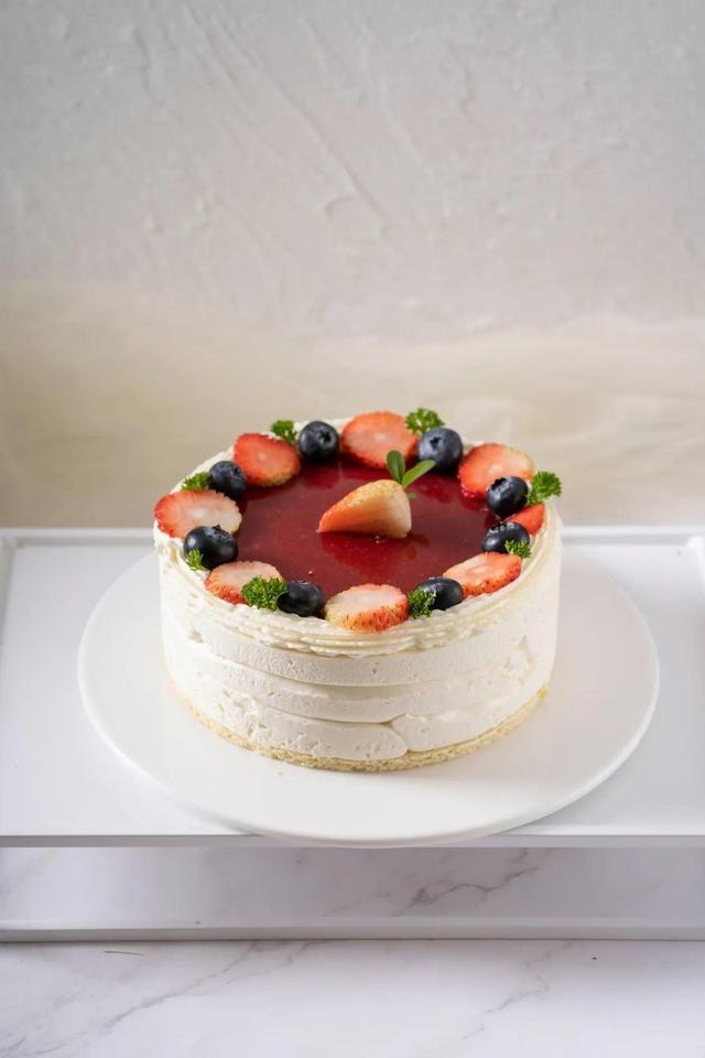 这款蛋糕的配色十分简单,整体是大面积的白色,顶部稍有浅紫色装饰