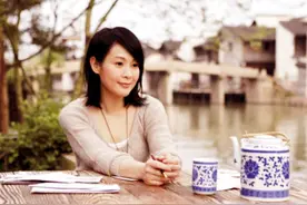 奶茶刘若英：撮合离异父母复婚失败，父亲离世痛了她和母亲的心图片