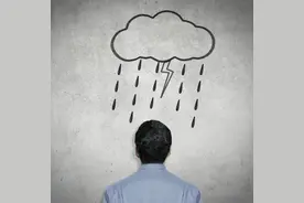 觉得心很累，却装作“我没事”，别让内耗，拖垮了自己图片