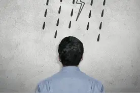 觉得心很累，却装作“我没事”，别让内耗，拖垮了自己图片