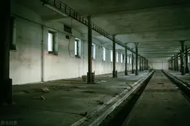 故事：父母一直禁止她穿裙子，偶然踏进一上锁房间，她知背后原因图片