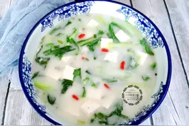 它和豆腐一起煮是绝配，汤鲜味美，清爽补钙，现在喝正合适图片