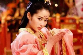 她拔光鸟兽羽毛，花一亿钱只为做一条裙子，化妆时被李隆基杀害图片