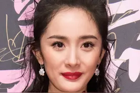 杨幂穿着玫红色的小香风套装，亮丽颜色抓人眼球图片