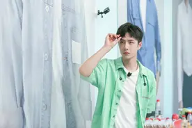 王一博带火夏日“男友风”！薄荷衬衫搭休闲裤帅爆，酷盖男孩超绝图片