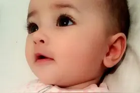 夫妻俩都是黄种人，却生下混血宝宝，奶奶说出真相后可算安心了图片