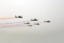 “风雷”飞行表演队亮相，为退伍战友壮行图片