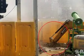 郑州闹市区燃气管道被挖断，现场气味刺鼻惊险万分图片