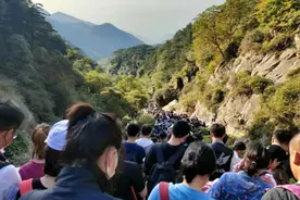 这…是深夜的泰山！网友：天兵天将都下凡，也没这么壮观！再看武功山，帐篷怎么飞上了天图片
