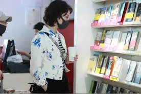陈数真有43岁？穿白色牛仔外套配条纹T恤满满的活力感，减龄洋气图片