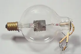 世界上第一支三极管，看起来像一个大灯泡图片
