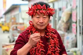 “辣王”李永志，不听医生劝解，每日吃5斤辣椒，如今已失去笑容图片