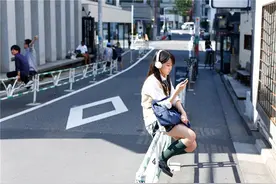 在日本，如果有人在街头对你弯食指的话，千万要当心图片