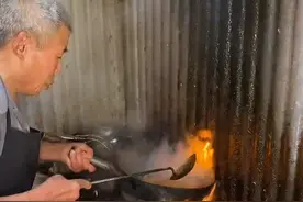 山东73岁大爷在农村炒菜20年，一碗汤放半碗鸡精，客人们还吃得欢图片