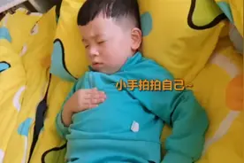 “懂事宝宝”火了，上幼儿园小手轻拍哄自己午睡，模样可爱又心酸图片