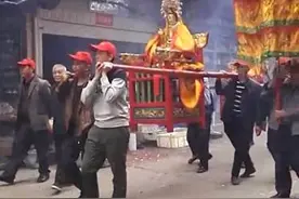 闽南民间习俗：元宵节抬神踏火，村民在狂欢中与神共舞图片
