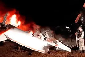 凌晨，一架美国飞机侵入领空，多次警告无效后，委军开火将其击落图片