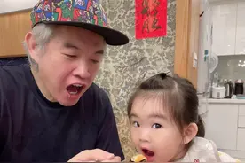 54岁康康受访罕曝近况，小18岁嫩妻两年未回内地，直言不会追三胎图片