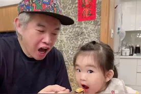 54岁康康受访罕曝近况，小18岁嫩妻两年未回内地，直言不会追三胎图片