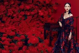 章子怡中国风太美了，旗袍开叉到大腿根，躺在贵妃榻上韵味十足图片