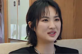 姐姐回国后华为二公主首露面，穿深v秀火辣身材，气质艳压被盛赞图片
