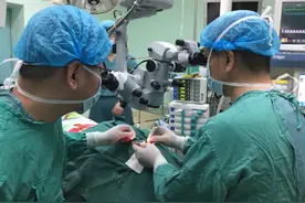 手机闪光灯随手一拍，妈妈竟发现了孩子的恶性肿瘤图片