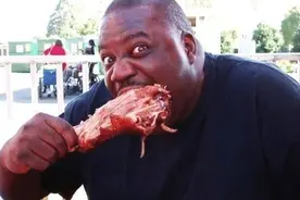 非洲土豪来中国旅游，街头啃完一个猪蹄后，感慨：这是啥神仙吃法图片