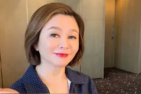 关之琳红唇电眼太惊艳，超短裤秀出白嫩长腿，被赞为三代人的女神图片