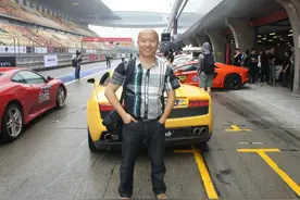 光头华哥的“明亮快乐”图片