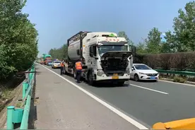 危化品货车“趴窝”高速 路政紧急救援获点赞图片