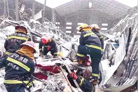 惊险！积雪压塌房顶，压住两辆车 危急！车里还有两个人……图片