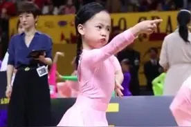 6岁女娃参加拉丁舞比赛，放飞自我，气势十足成全场“焦点”图片