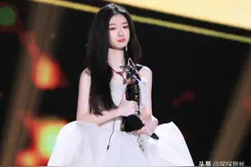 《好声音》单依纯官宣签约！看到公司同事名单后，我为她深感惋惜图片