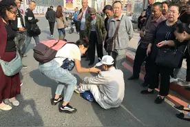 看到老人摔倒扶不扶？图片