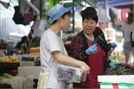 90后高材生放弃当公务员，去菜市场捡剩菜做衣服，成品让我震撼图片