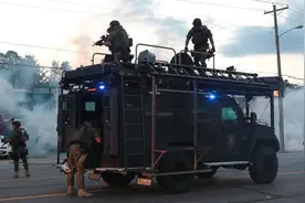 混乱升级？美国街头上演枪战，波兰制造边界冲突，卢卡申科发声了图片