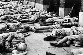 这是解放战争人民军队进入上海后的一幕，令无数人感动图片