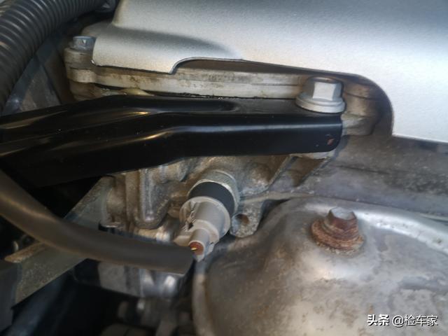 报价22万的雷克萨斯RX270，开10万公里就漏油，还能传三代吗？