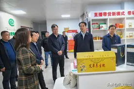 郑州市委常委、市委宣传部部长黄卿调研巩义市扶贫扶志工作图片