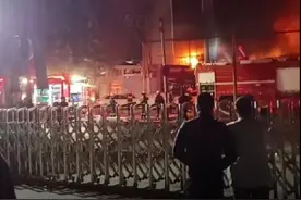 浙江温州一电镀厂凌晨失火，火势凶猛蔓延四层楼图片