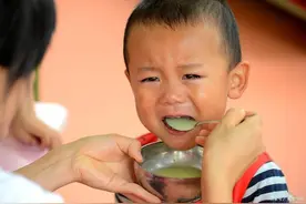 儿童身体发育出现问题，“汤泡饭”成罪魁祸首，了解原因停止错误图片