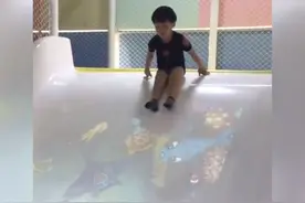 小男孩穿小短裤玩滑梯走红网络，网友：小朋友，你的屁股不疼吗？图片